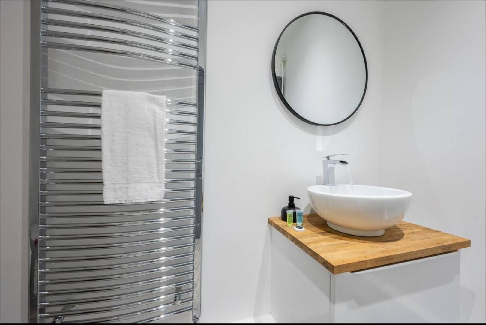 Stunning One Bedroom Apartments Near Shops & Central Cardiff Esterno foto