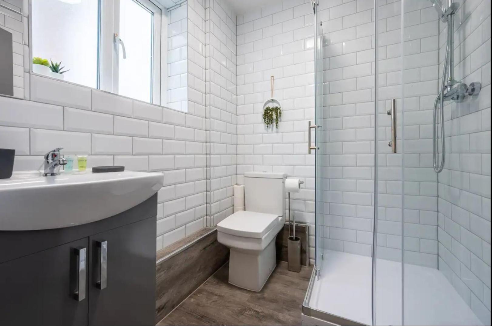 Stunning One Bedroom Apartments Near Shops & Central Cardiff Esterno foto