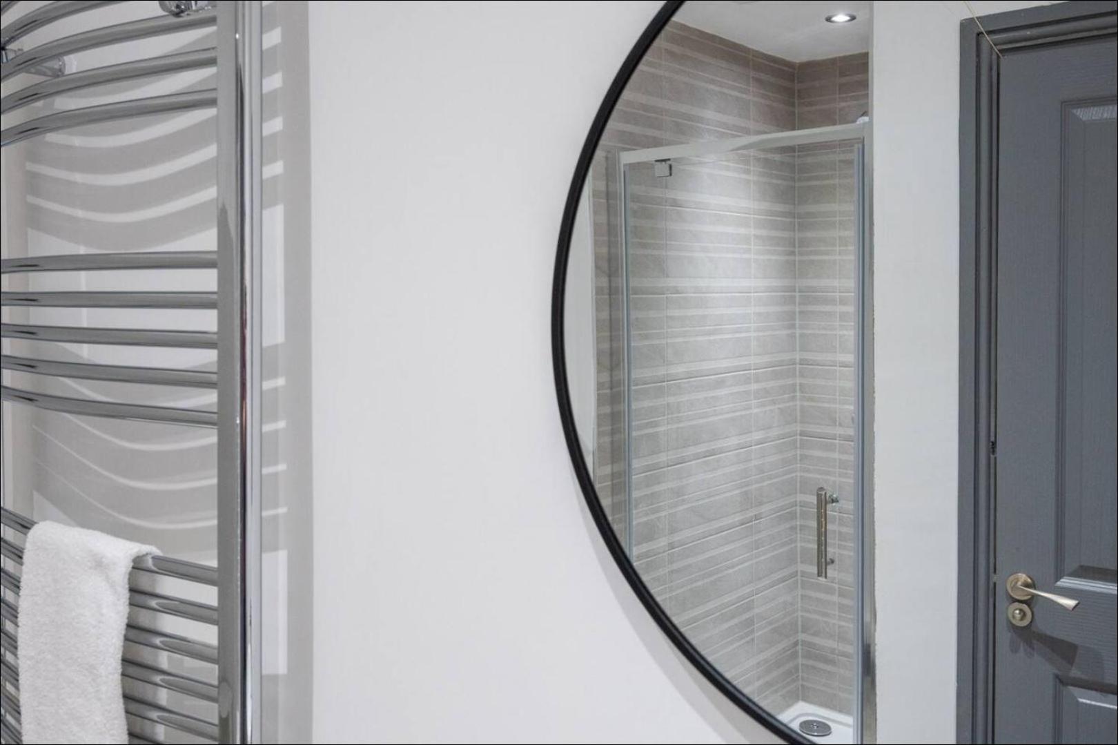 Stunning One Bedroom Apartments Near Shops & Central Cardiff Esterno foto