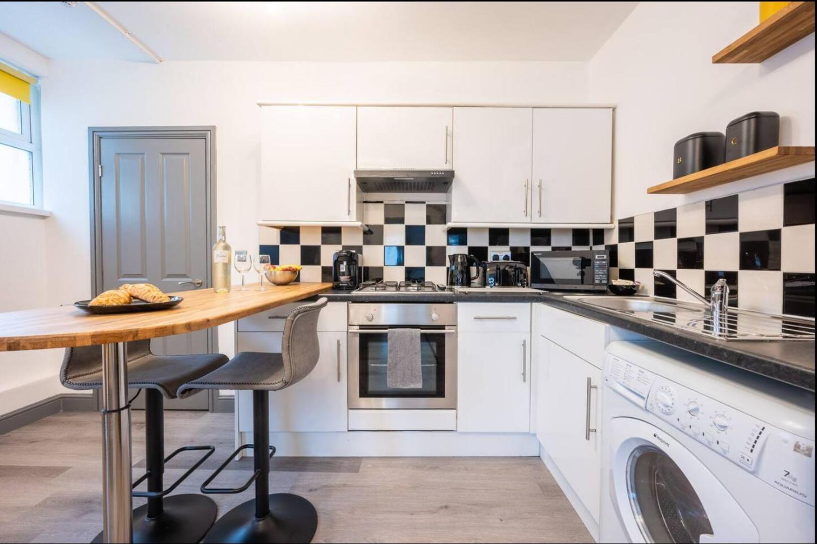 Stunning One Bedroom Apartments Near Shops & Central Cardiff Esterno foto